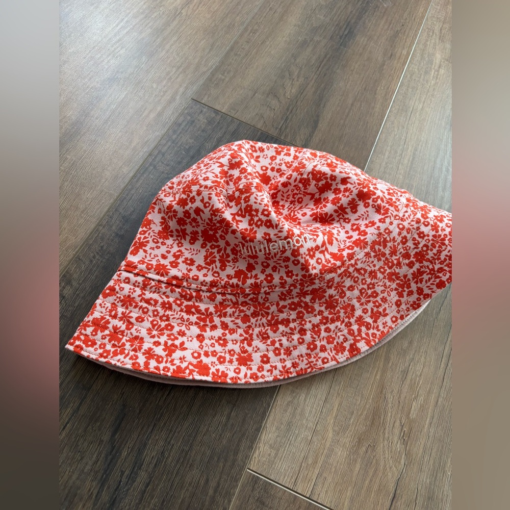NWT lululemon bucket hat